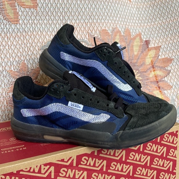 Vans WMNS Evdnt Ultimatewaf
(Deuce) Black/True Blue
VN0ASDY78B2
Sneakers - Picture 9 of 16